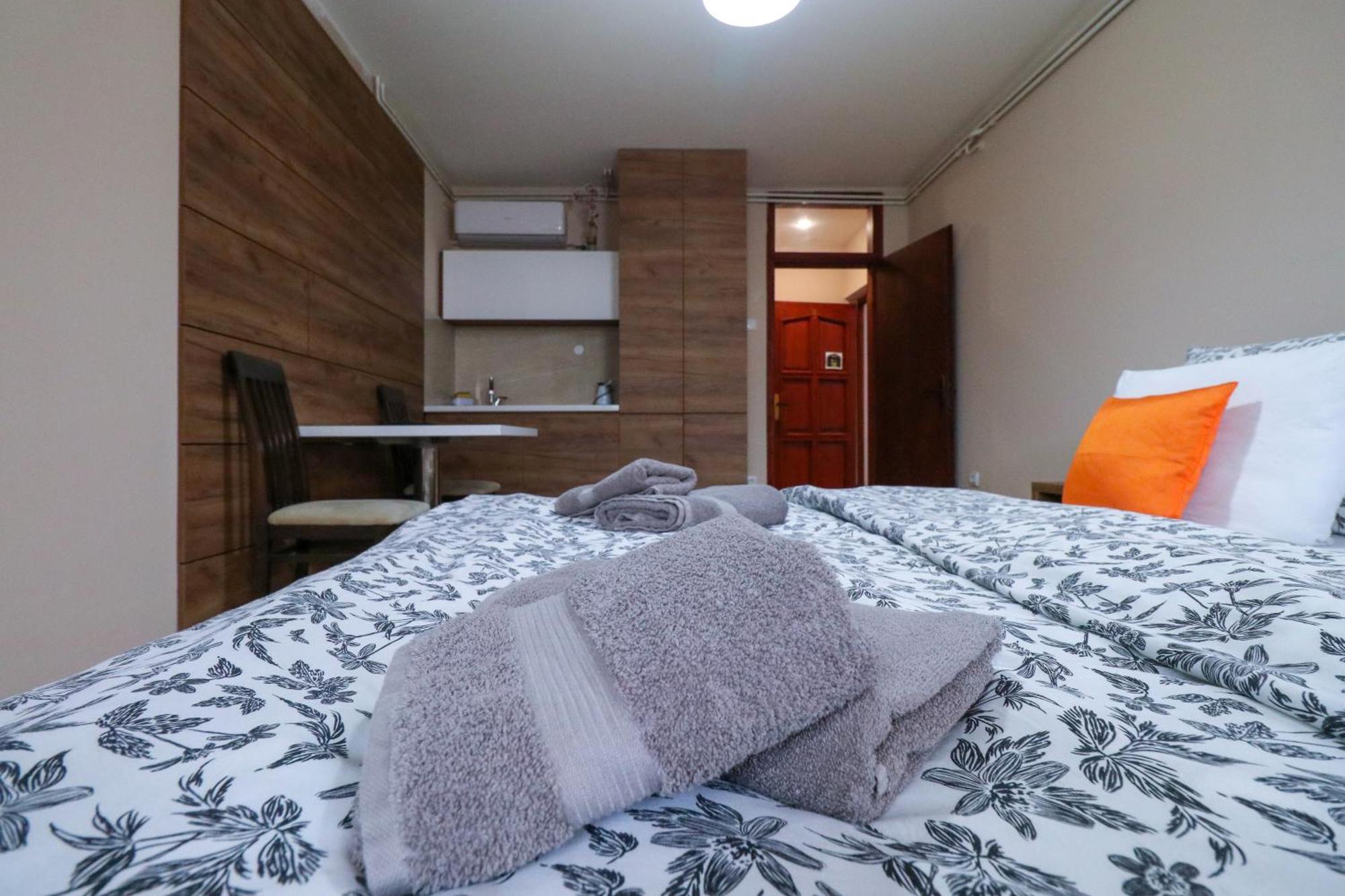 Studio Apartments Maksimovic Ni Exteriör bild