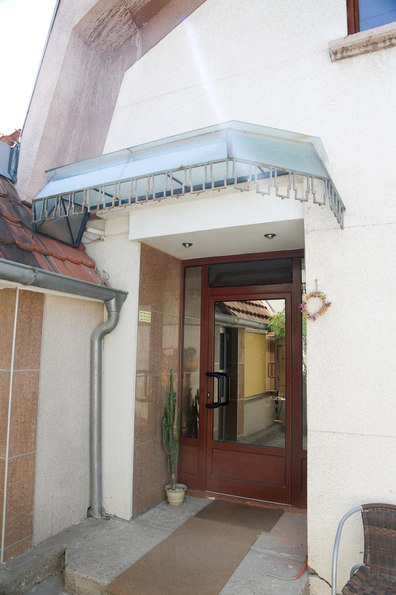 Studio Apartments Maksimovic Ni Exteriör bild
