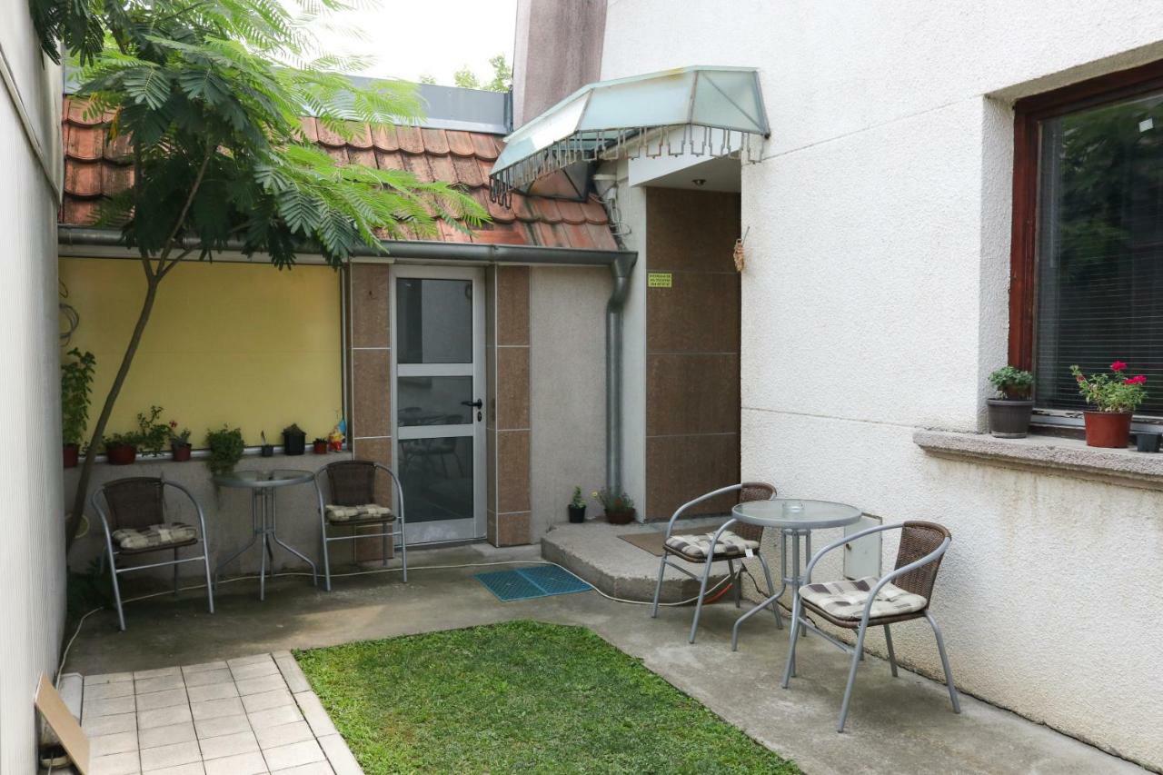 Studio Apartments Maksimovic Ni Exteriör bild